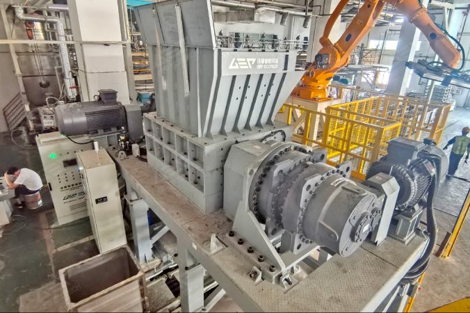 Máy nghiền trục kép được sử dụng trong dự án dây chuyền sản xuất CuO ở Quảng Đông, Trung Quốc